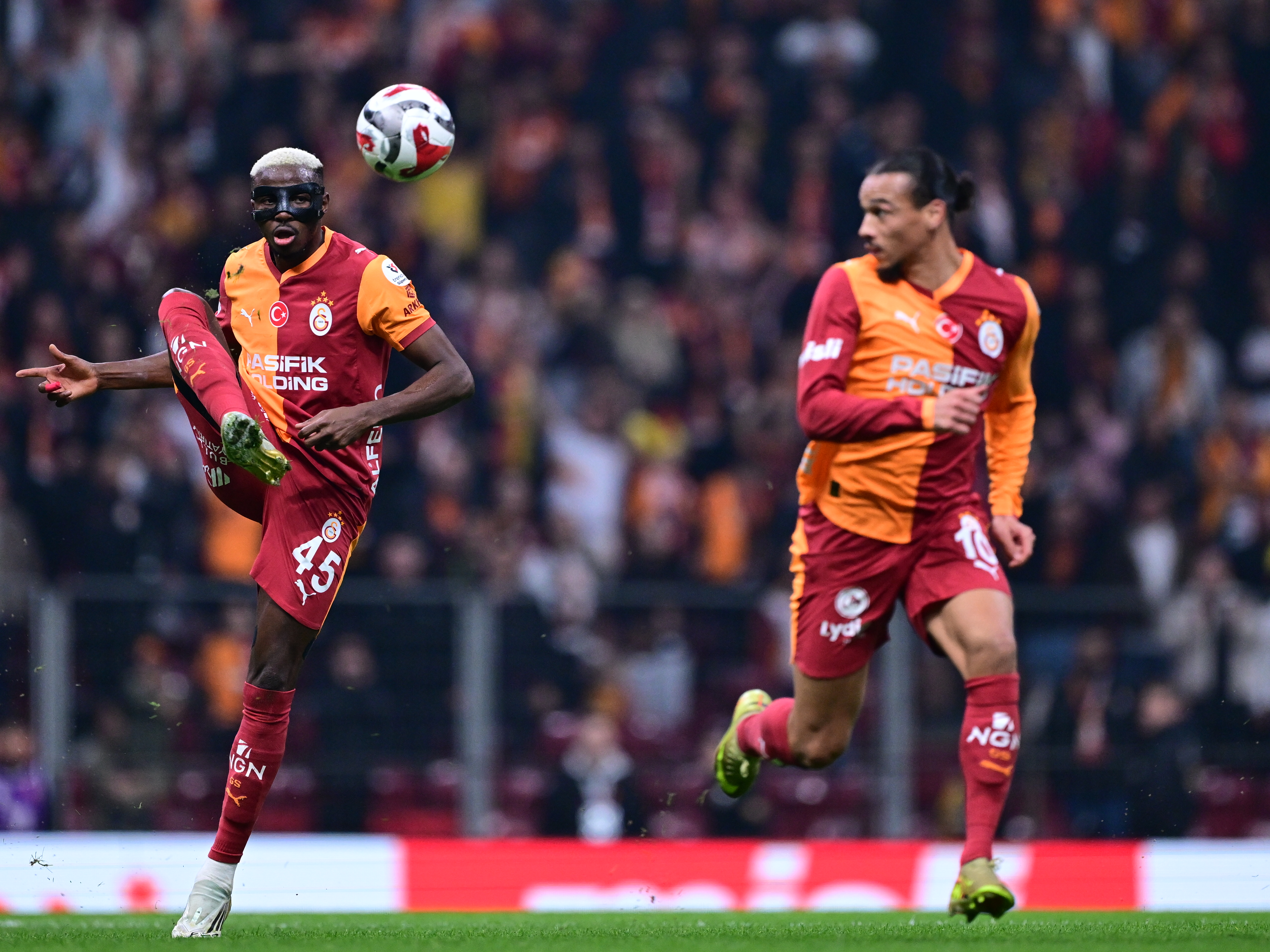 Galatasaray Samsunspor karşısında ilk yarıyı 2-0 önde kapattı