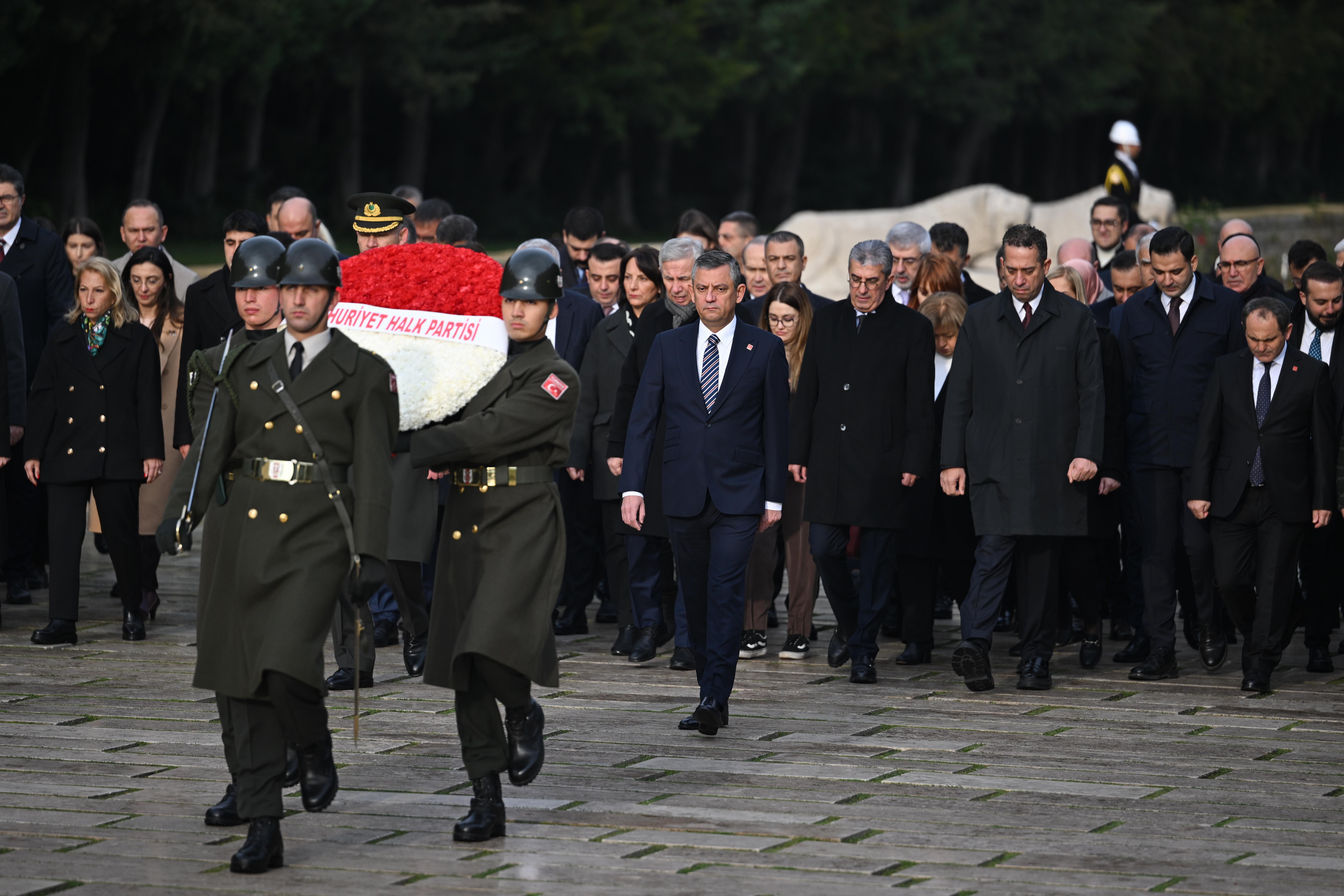 Özgür Özel Anıtkabir'den Seslendi: 'Partimiz Kapatma Tehdidi Altında'