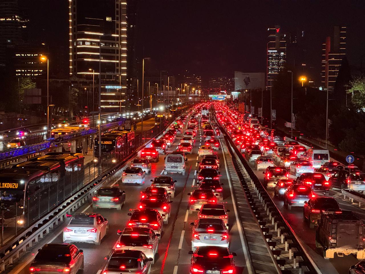 İstanbul'da akşam saatlerinde trafik yoğunluğu yüzde 72'ye çıktı