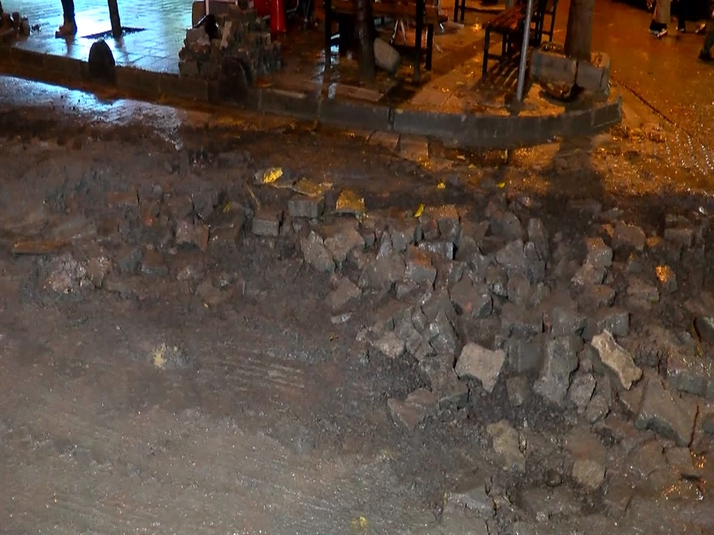 İstanbul'da Küçükçekmece yol çökmesi sonrası araçlar çukura düştü