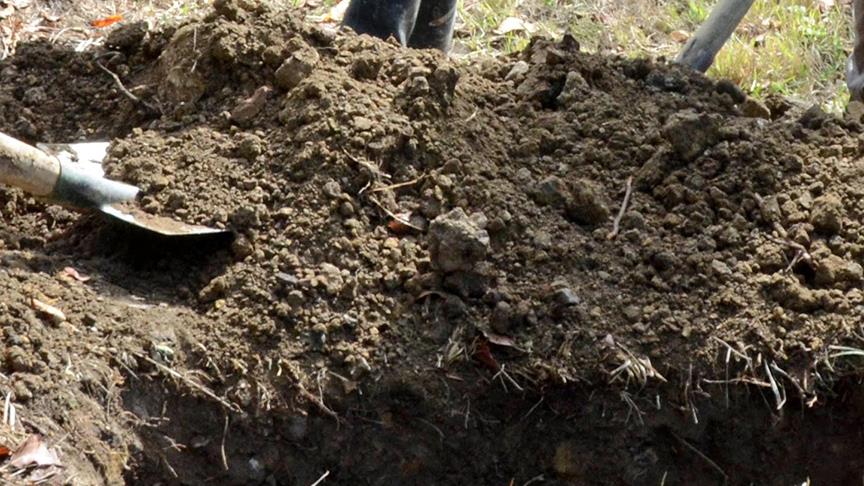Kayıp olarak aranan çocuk, vücudunun bir kısmı toprağa gömülü bulundu