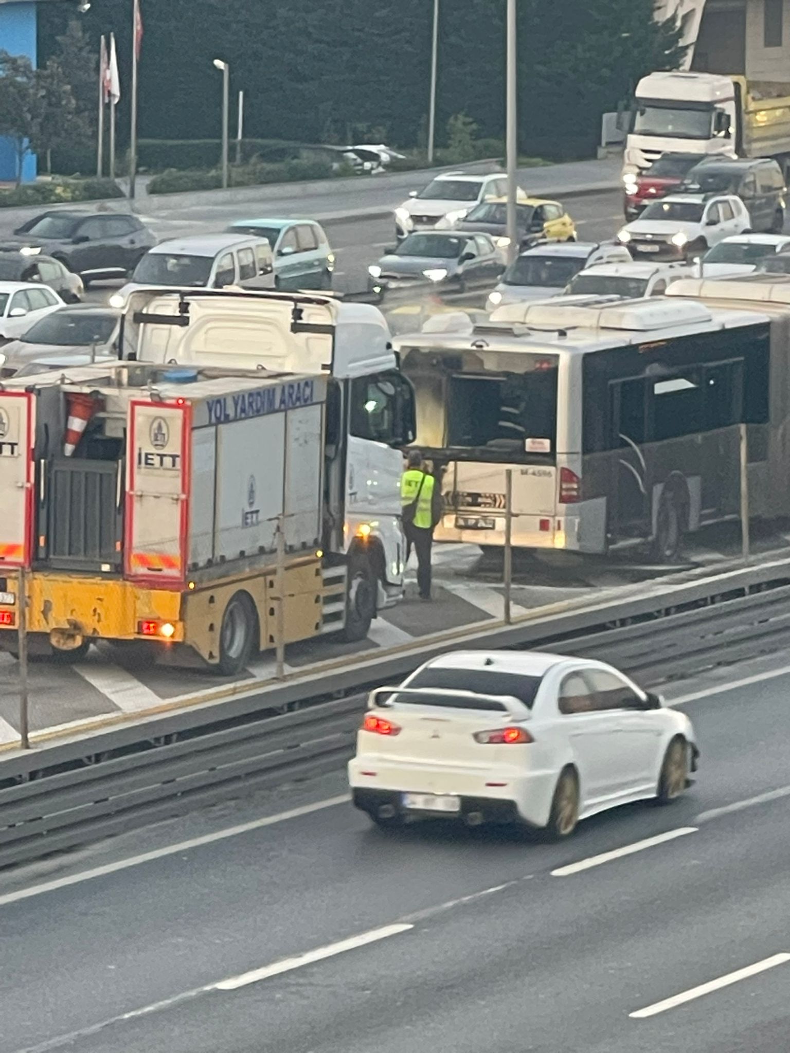 Florya'da metrobüste yangın çıktı 