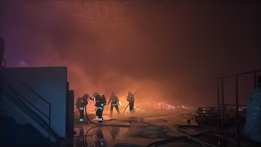 Gaziantep'te ambalaj fabrikası yangınına müdahale sürüyor