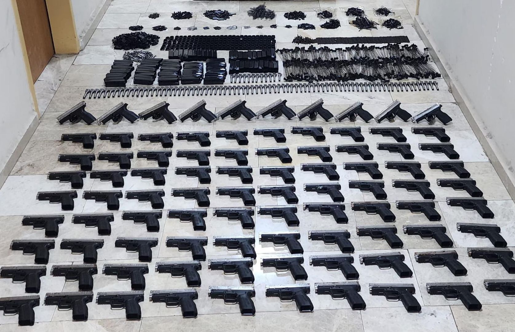 Polisin durdurduğu otomobilden çok sayıda silah ele geçirildi