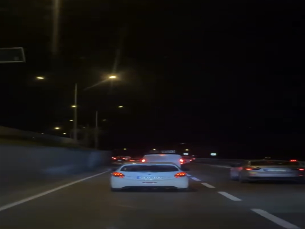 Ümraniye'de ambulansa yol vermeyen sürücü kamerada