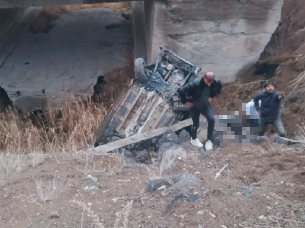 Sivas'da trafik kazası: Kangal'da menfeze devrilen otomobil