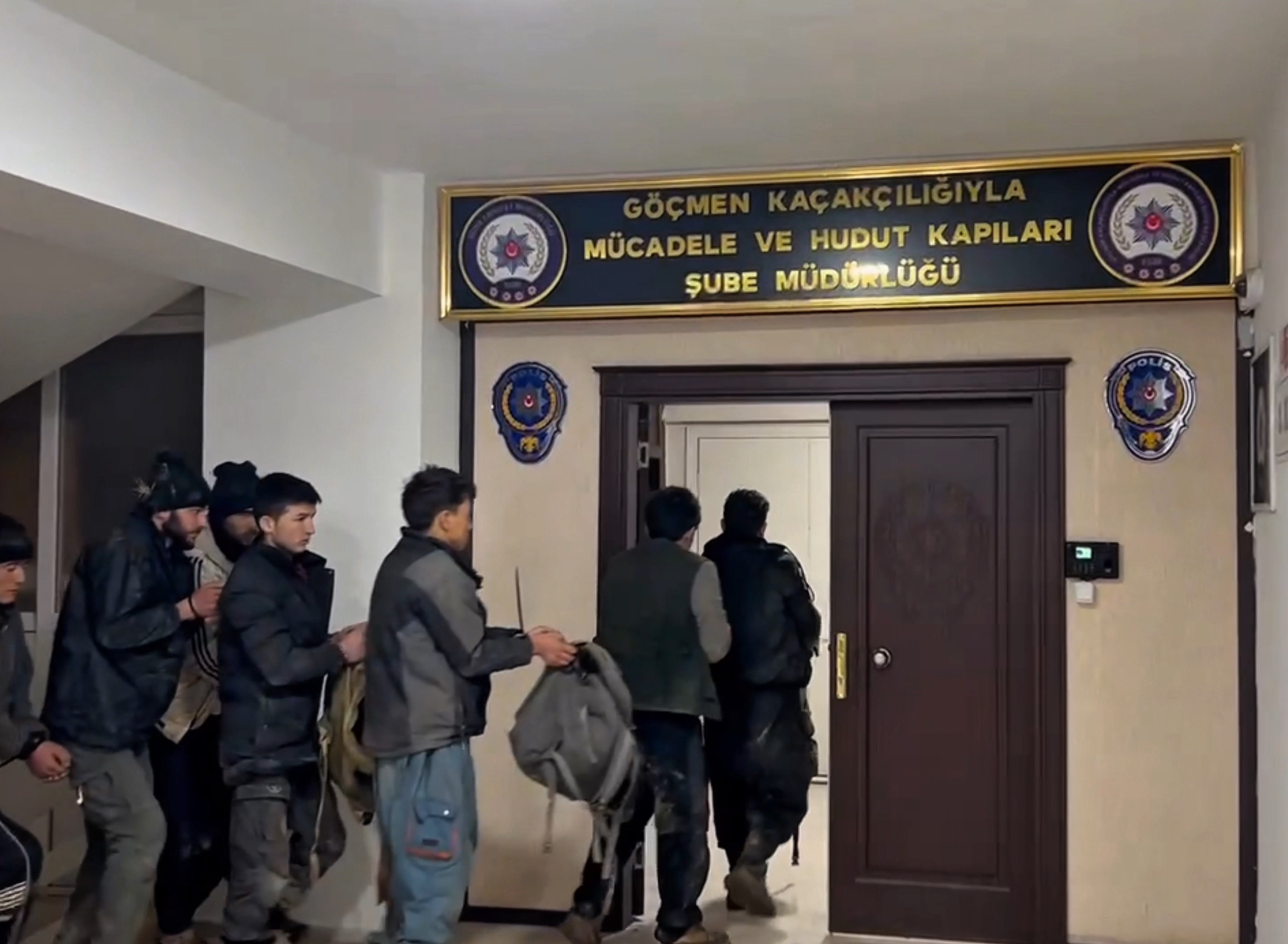 Ağrı Dağı kırsalında 11 düzensiz göçmen ve 3 göçmen kaçakçısı yakalandı