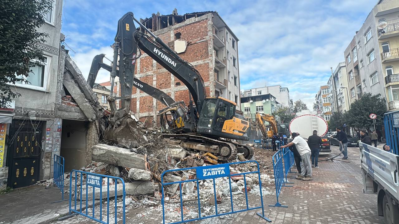 Zeytinburnu'nda binadan üzerine beton parçaları düşen iş makinesinin operatörü yaralandı