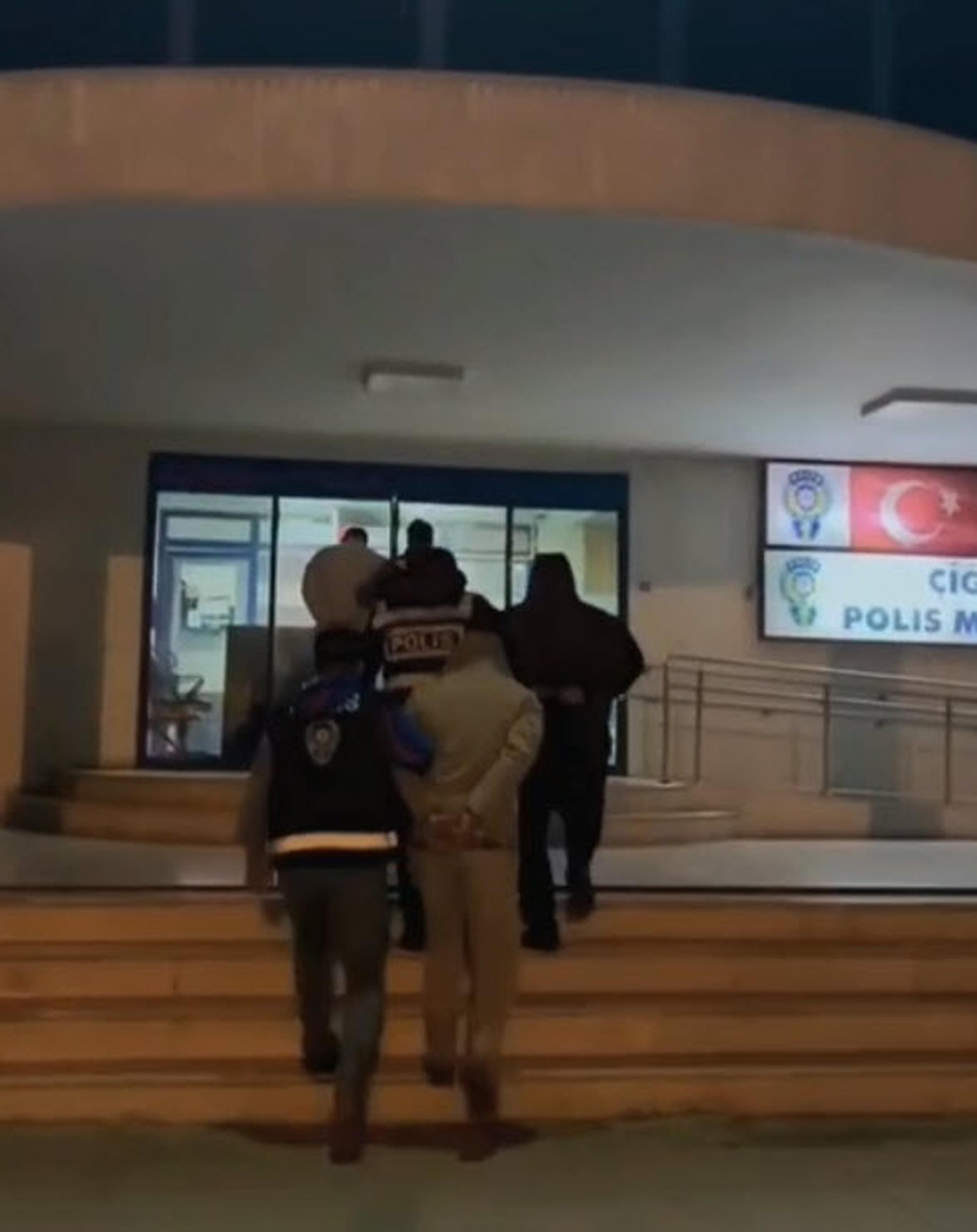 İzmir Çiğli'de 3 Ayrı Adrese Uyuşturucu Operasyonu