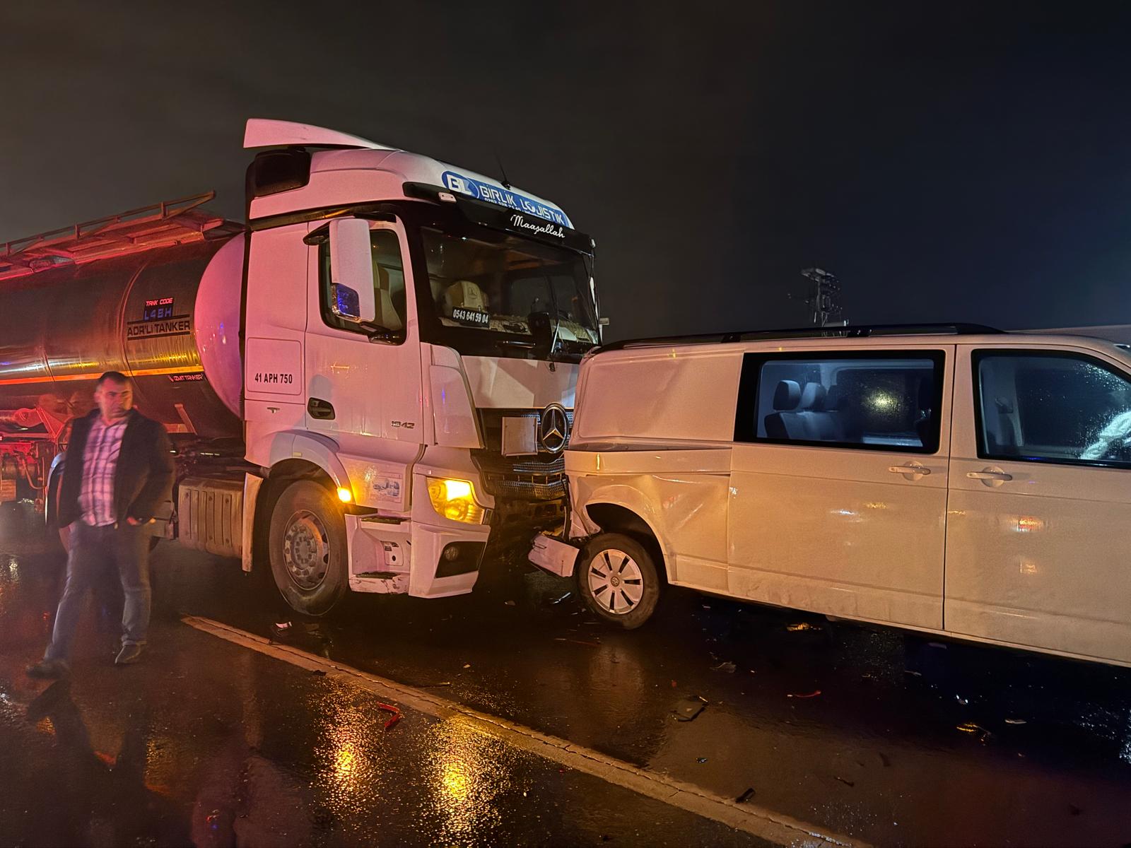 Sakarya'da D-650 Kara Yolunda Zincirleme Kaza