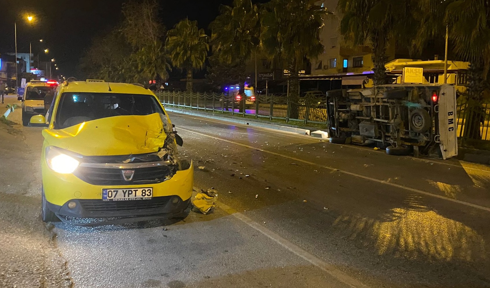 Antalya'da taksi ile kamyonet çarpıştı: 2 kişi yaralandı