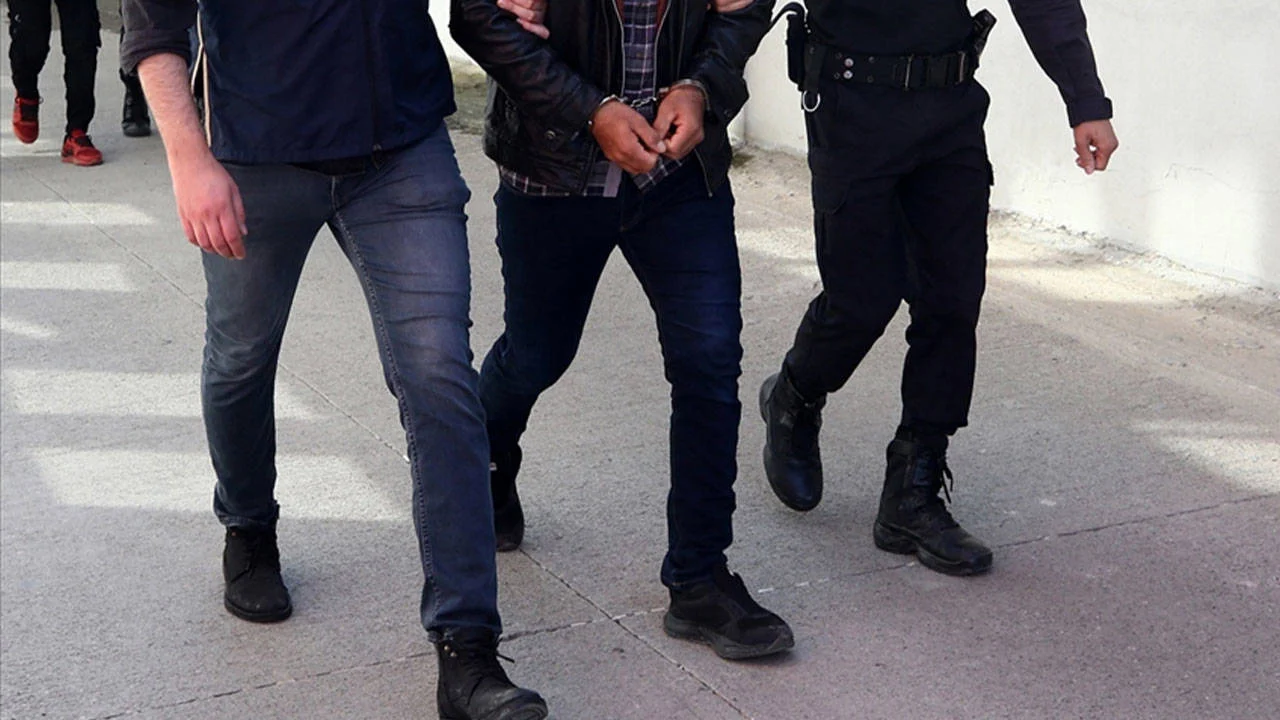 Sultanbeyli'deki suç örgütüne yönelik operasyonda yakalanan 13 şüpheli tutuklandı