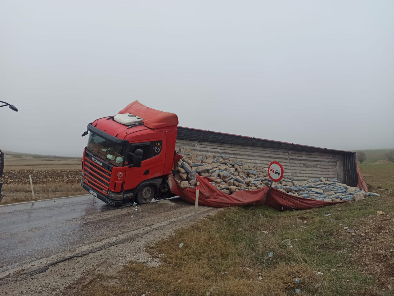 Çorum'da TIR kazası: Hafif ticari araç dorseye çarptı