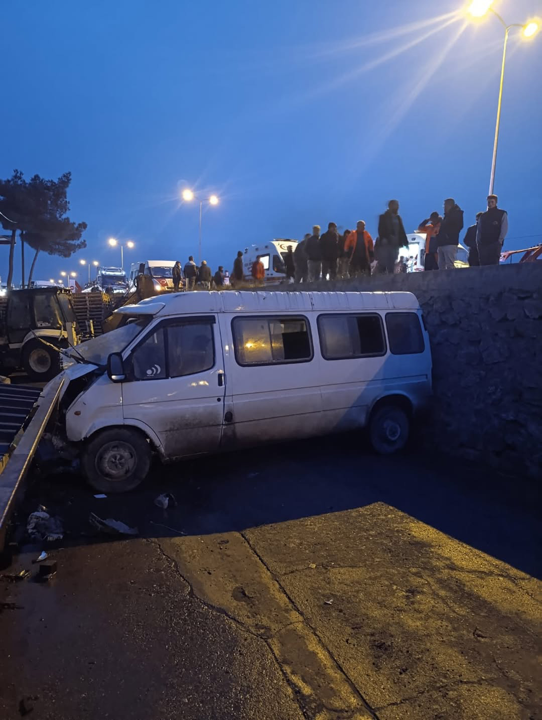 Sinop'ta servis minibüsü ile otomobil çarpıştı