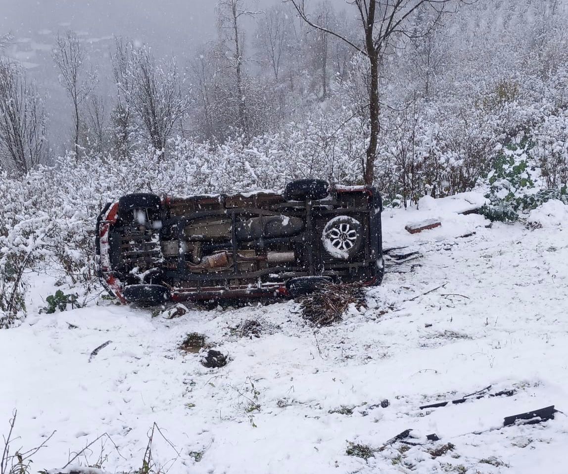 Ordu'da kamyonet karla kaplı yolda şarampole yuvarlandı