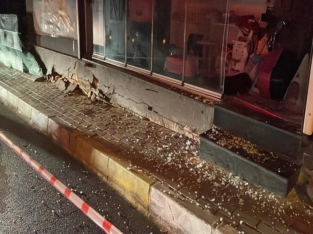Sarıyer'de zemin kayması: Bina gecekonduya yaslandı
