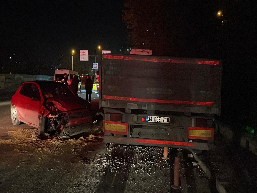 Kağıthane'de otomobil TIR'a çarptı: 2 kişi yaralandı
