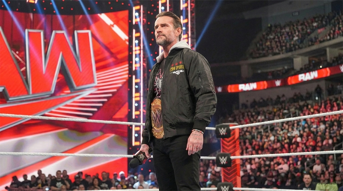 WWE RAW Şovunda CM Punk Konuşma Yapıyor