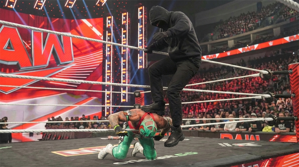 WWE RAW Şovunda Gizemli Maskeli Kişi Rey Mysterio