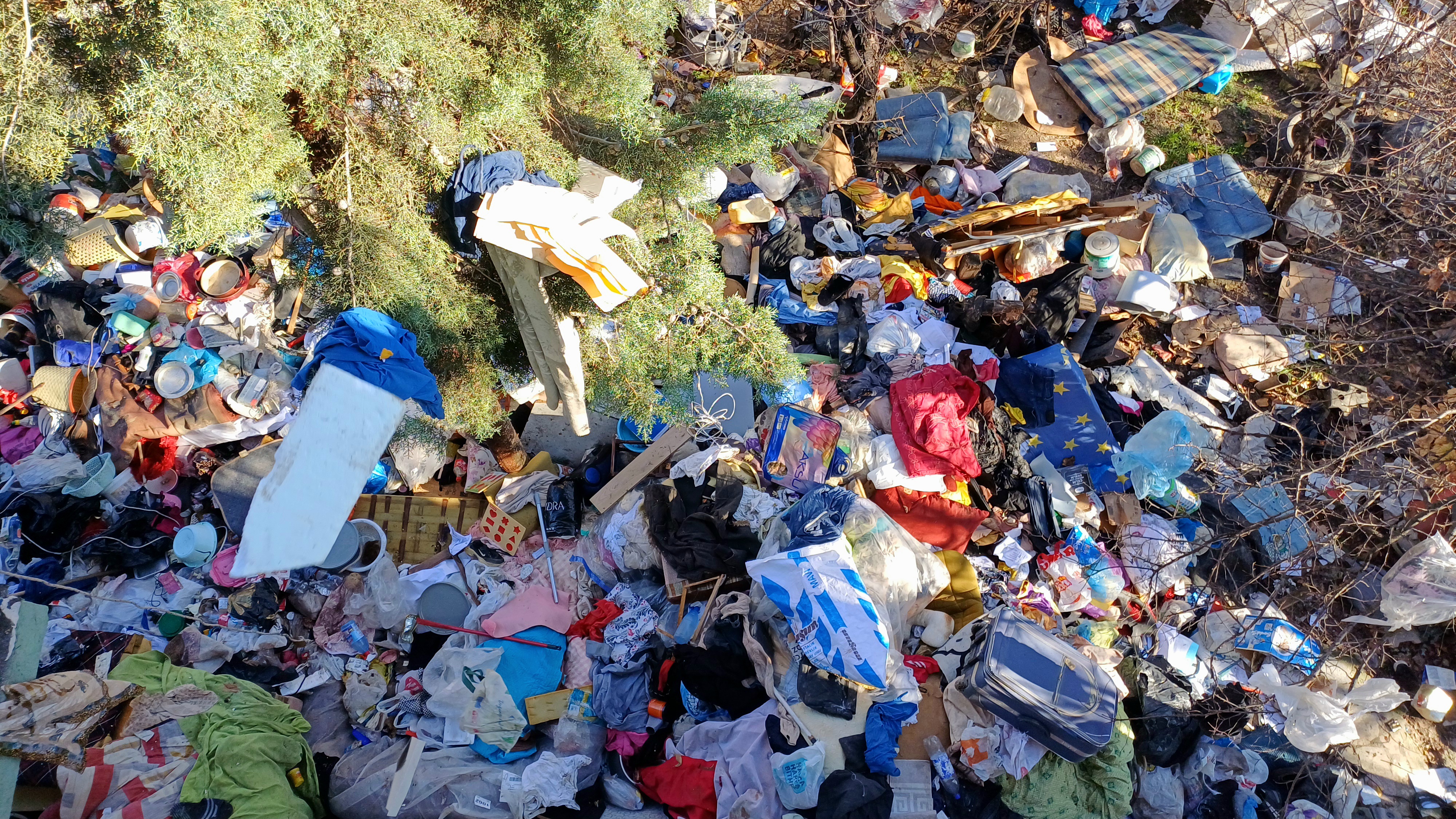 Karabük'te Bir Evden 10 Kamyon Dolusu Çöp Çıkarıldı