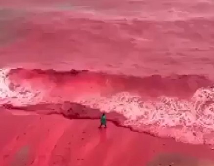İran'daki Hürmüz Adası Kırmızıya Büründü