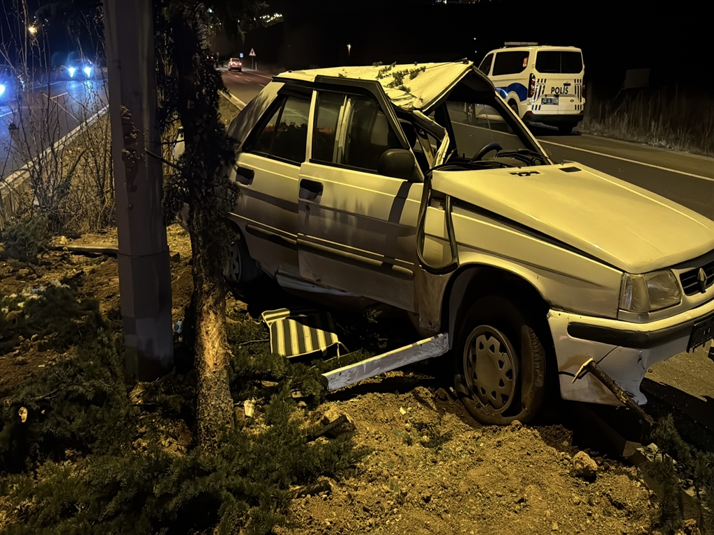 Kütahya'da trafik kazası: Otomobil ağaç ve direğe çarptı