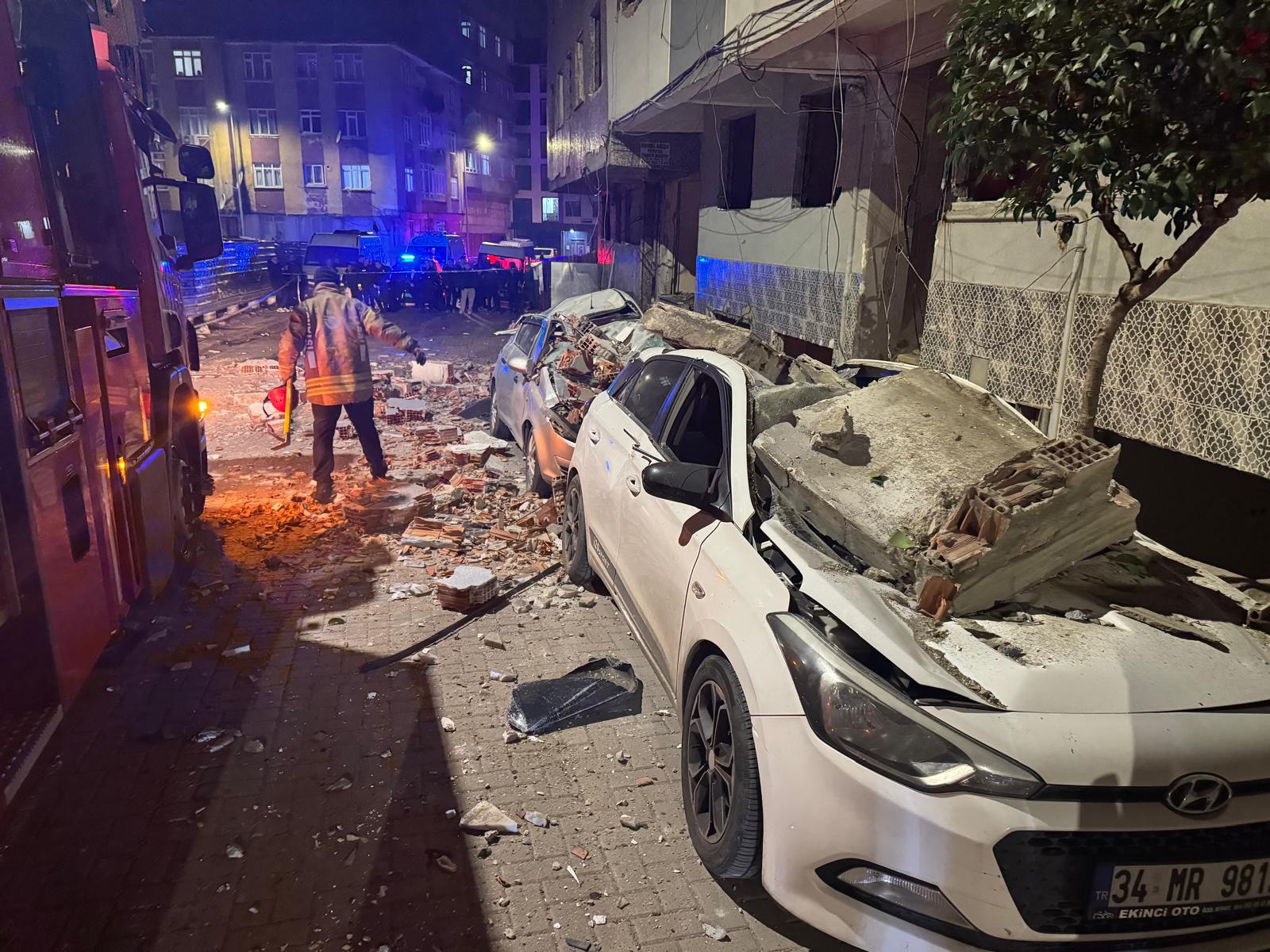 Zeytinburnu'nda binanın çatısından kopan beton parçaları 3 aracın üzerine düştü