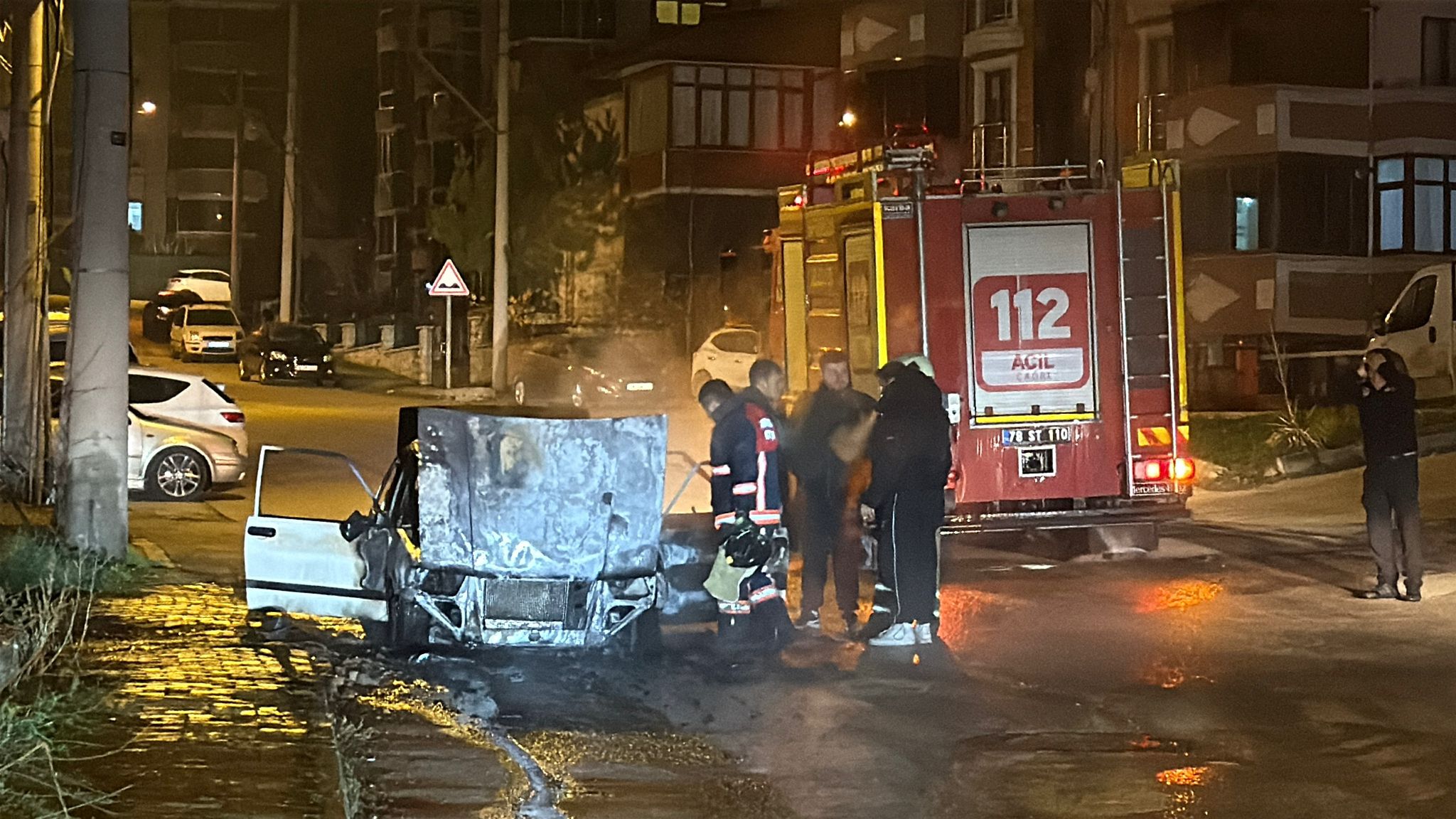Karabük'te park halindeki otomobil yandı