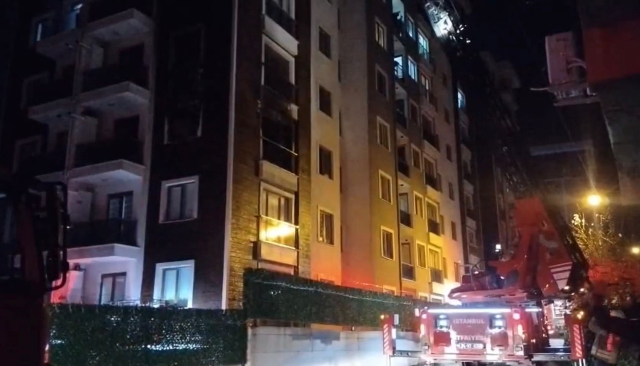 Pendik'te 10 katlı binada çıkan yangın korku dolu anlara neden oldu