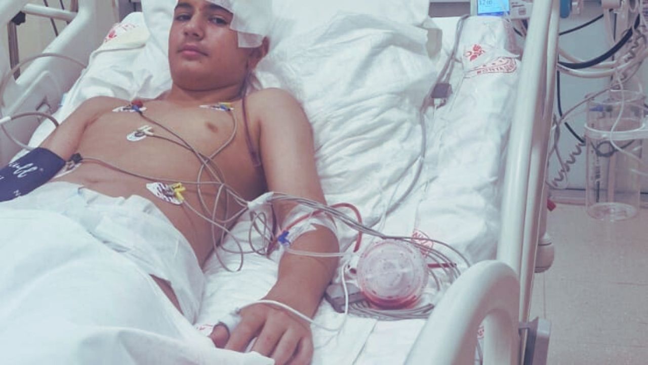 Okulda korku dolu anlar: 13 yaşındaki arkadaşına taşla saldırdı! 
