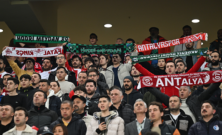 Kocaelispor Evinde Antalyaspor'u 2-1 Mağlup Etti: Dostluk Kazandı!