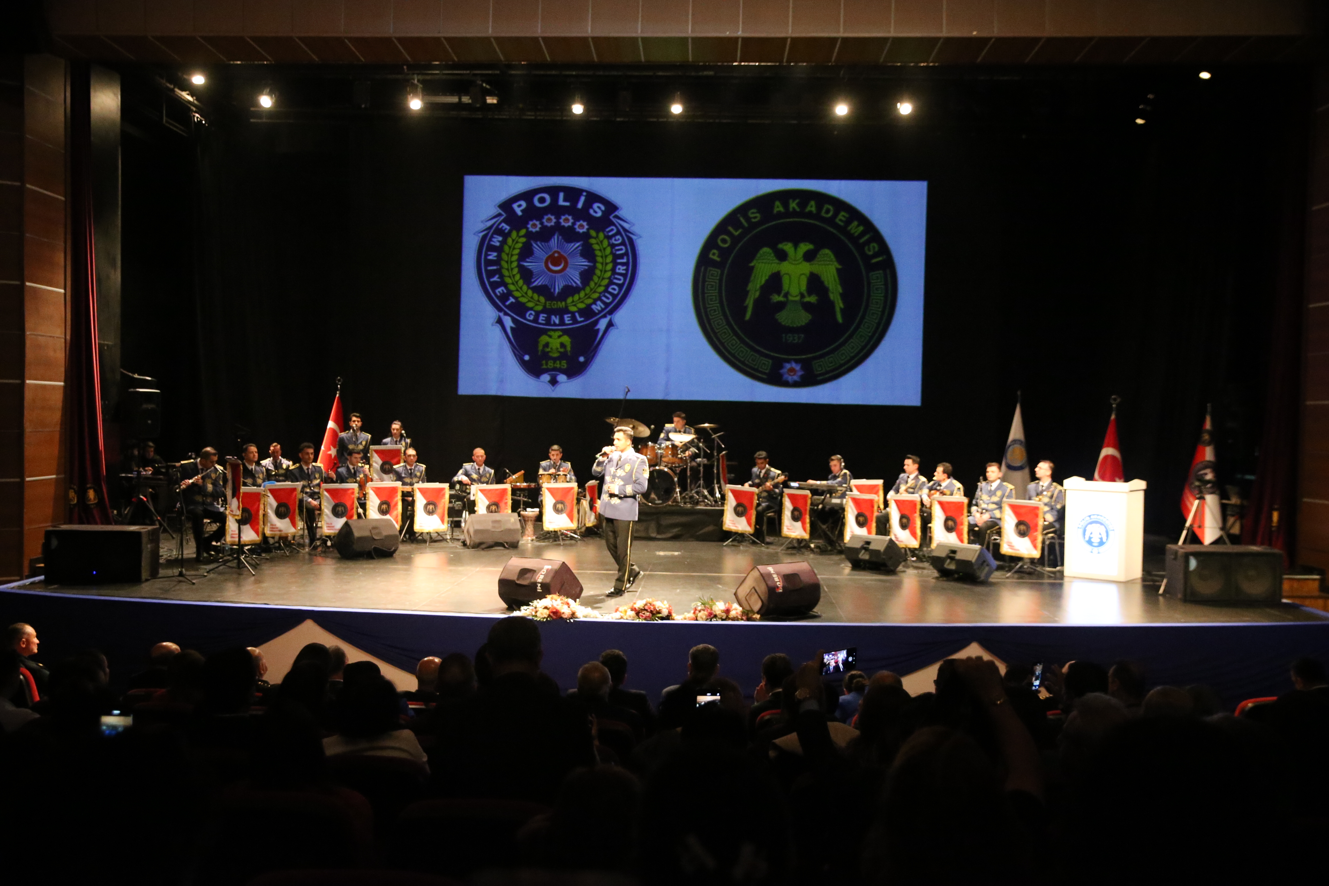 Diyarbakır'da Polis Akademisi Armoni Orkestrası konser verdi