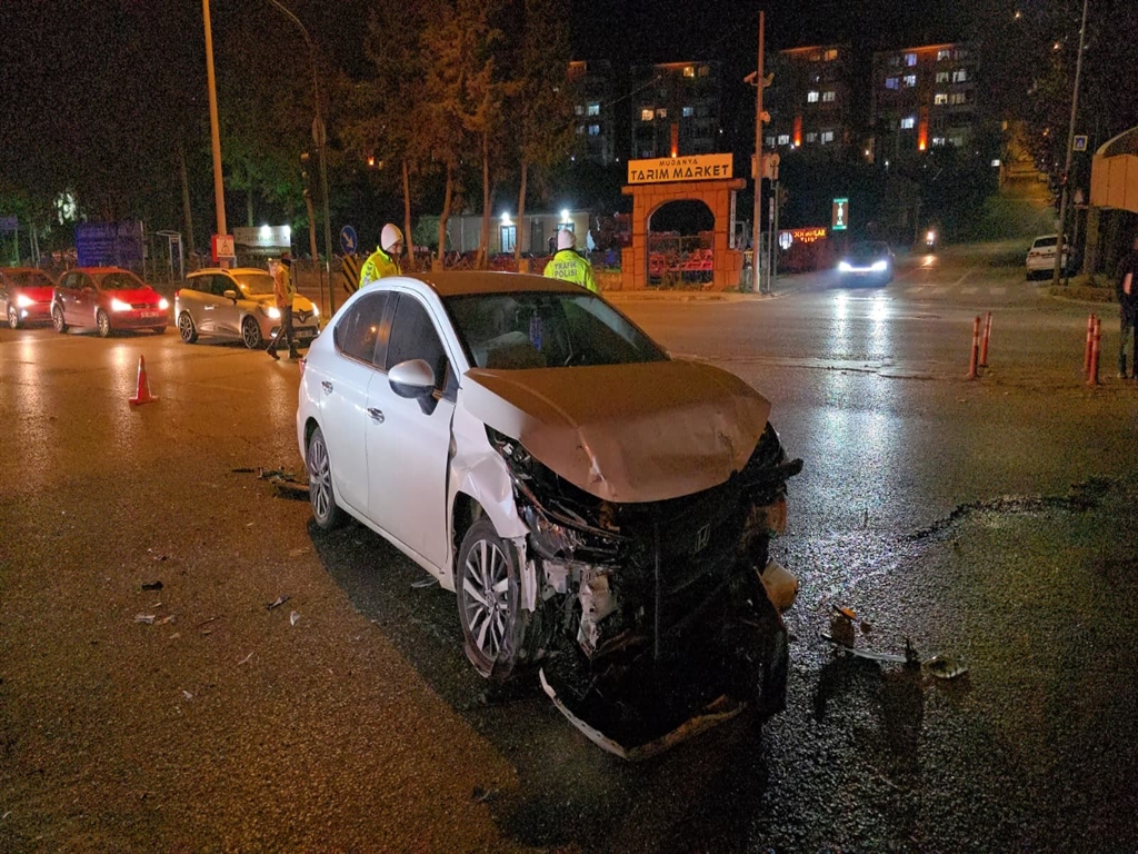 Bursa'da hatalı U dönüşü kazası: 1 kişi yaralandı