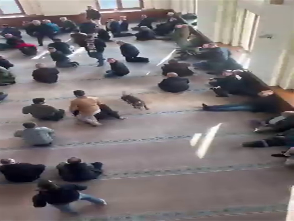 Camiye pitbull girdi: Cuma vaazında tedirgin anlar