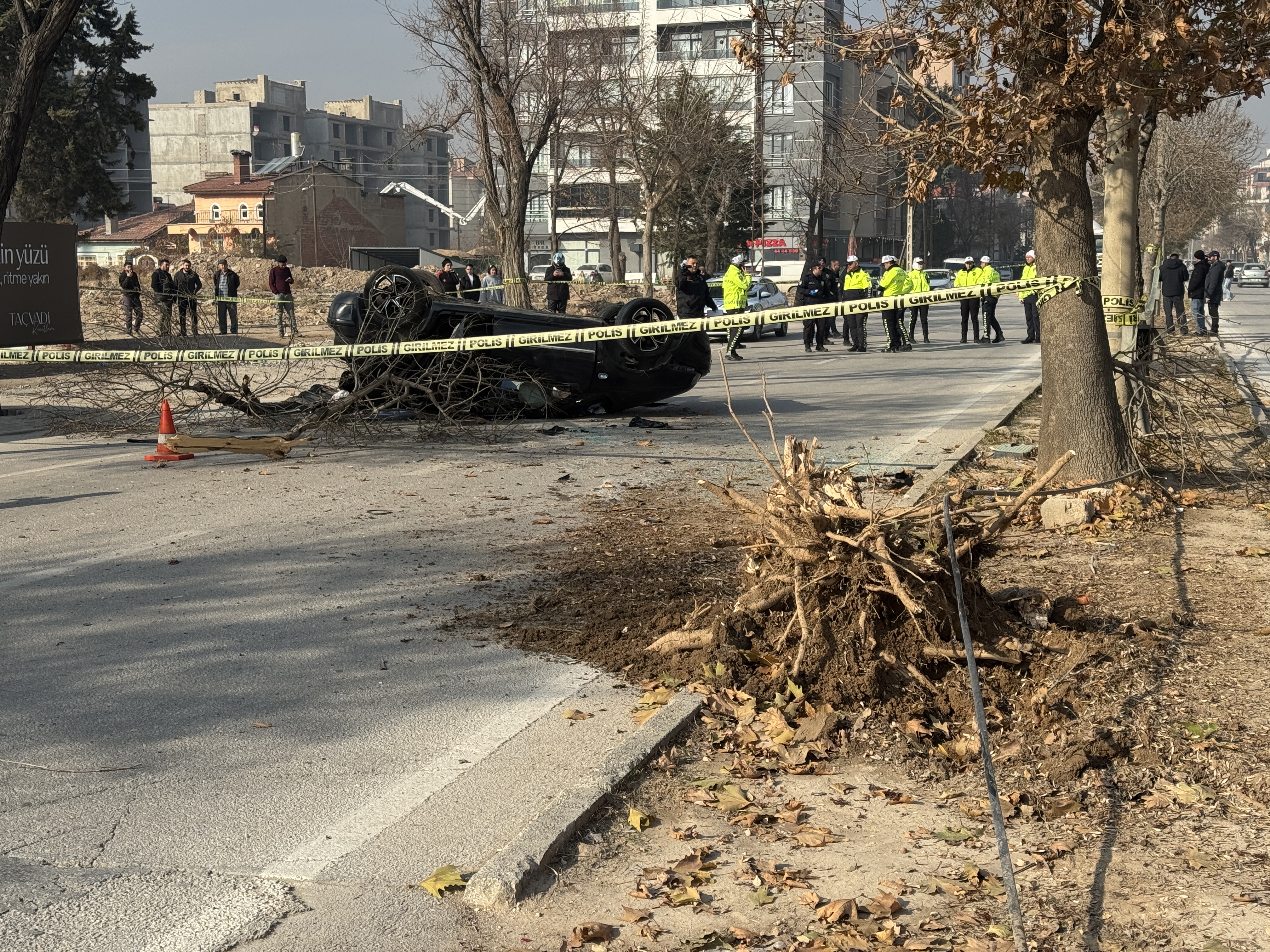 Konya'da feci kaza: Refüje çarpan otomobil devrildi