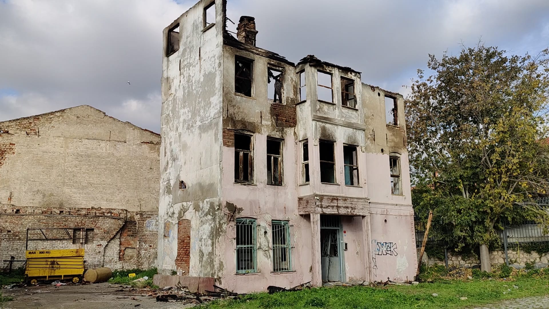 Fransız Hapishanesi'nde Yangın: Tarihi Yapı Alevlere Teslim Oldu