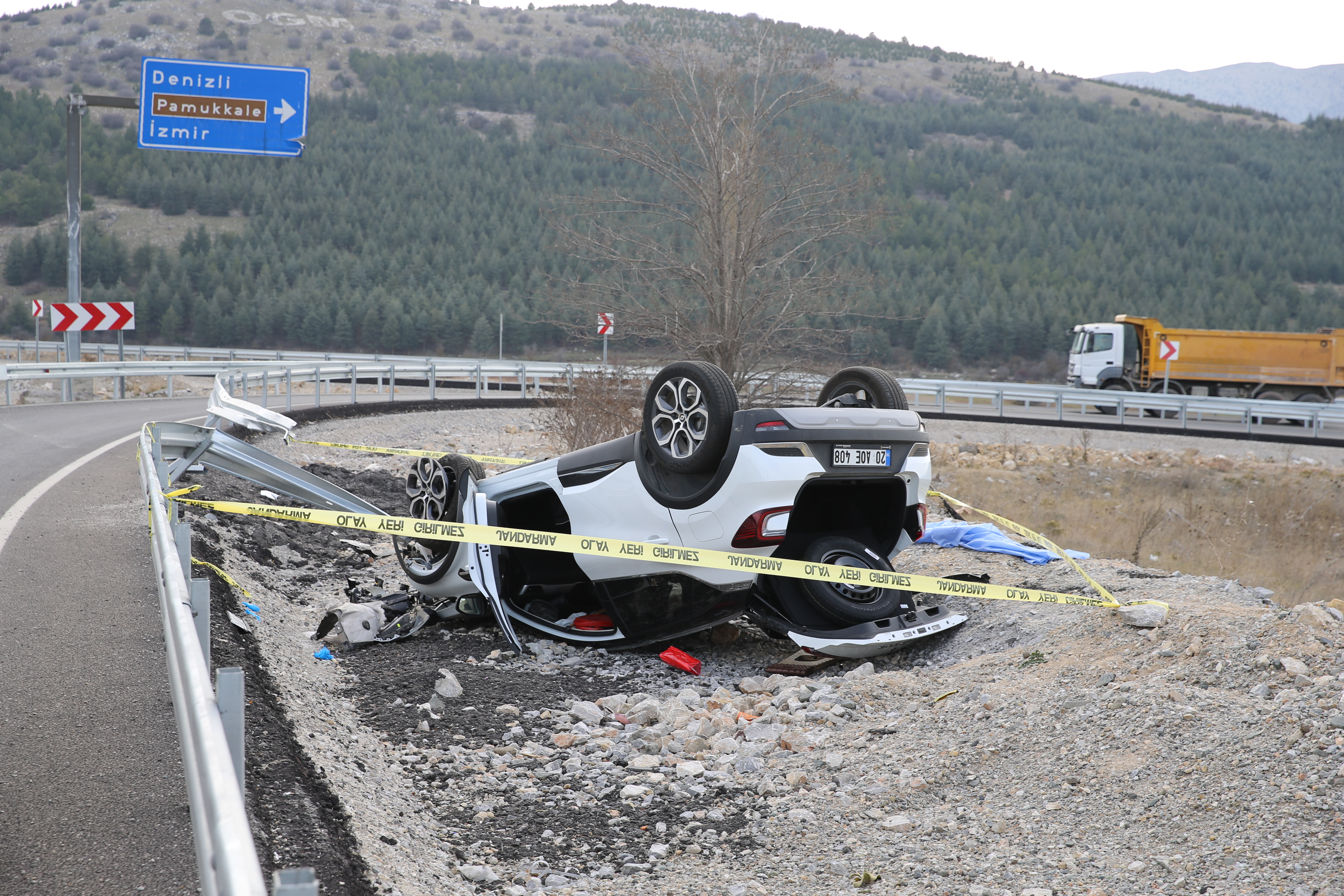 Denizli'de Feci Kaza: Devrilen Otomobilin Sürücüsü Hayatını Kaybetti