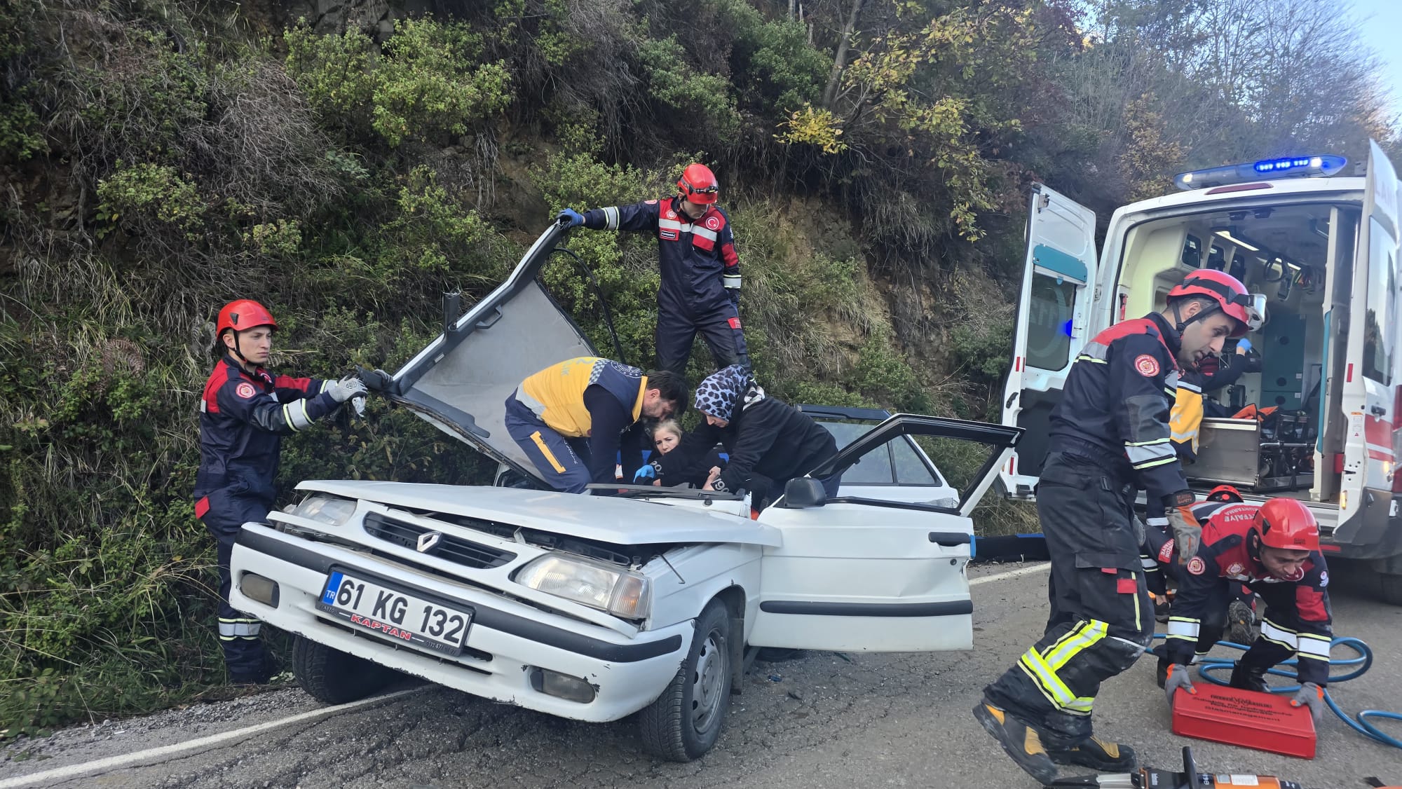 Trabzon'da Seyir Halindeki Otomobilin Üzerine Kaya Düştü