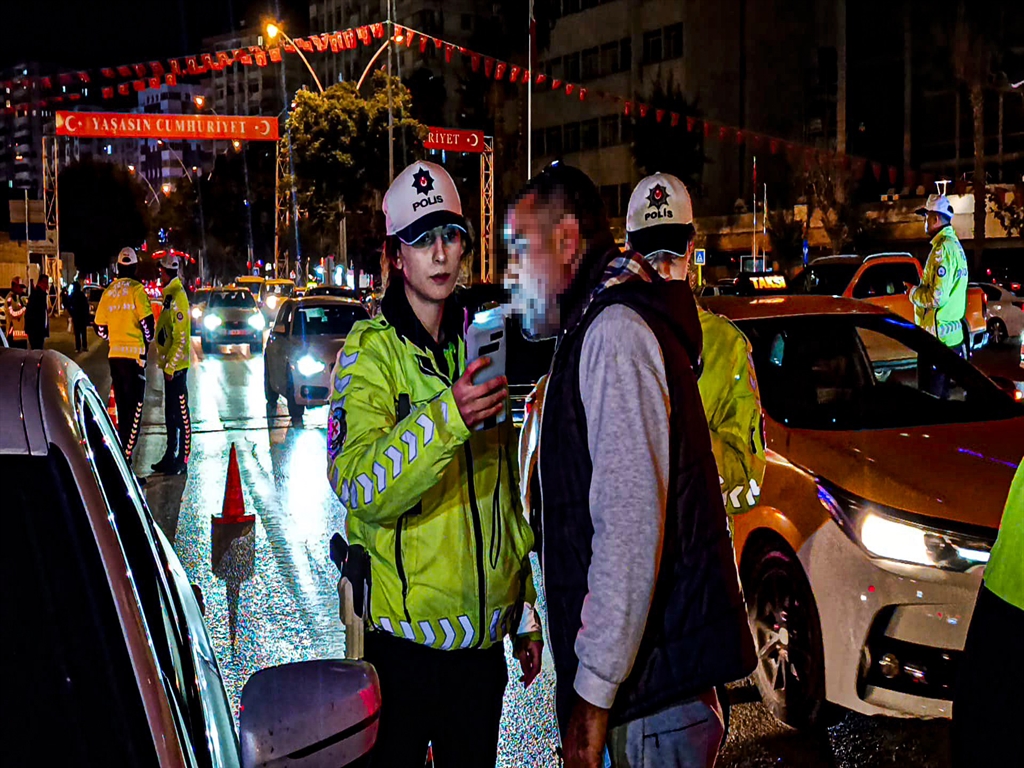 Adana'da trafik denetimi: 60 sürücüye yarım milyon ceza