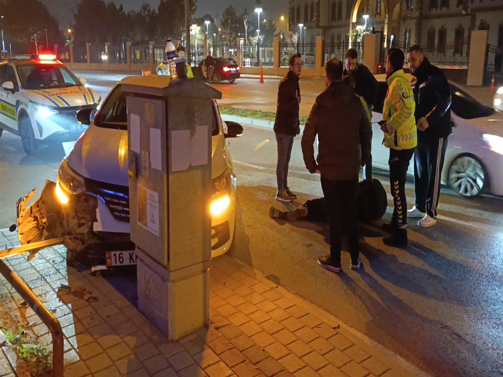 Bursa'da trafik kazası: Otomobil levhalara çarptı