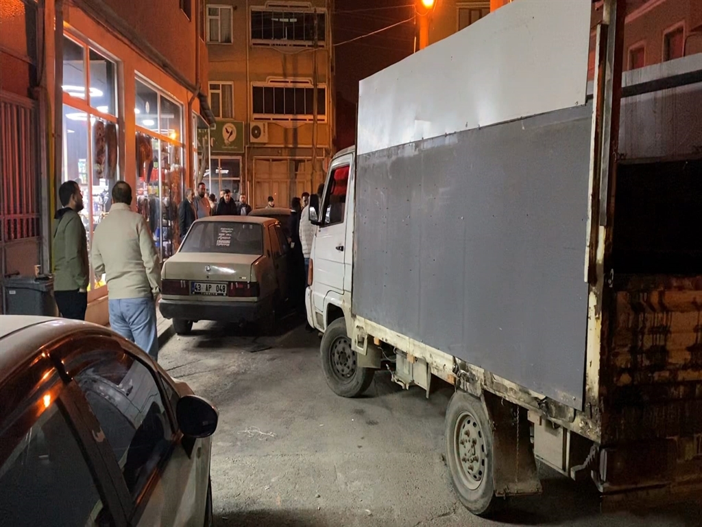 Bursa'da alkollü sürücü park halindeki araçlara çarptı