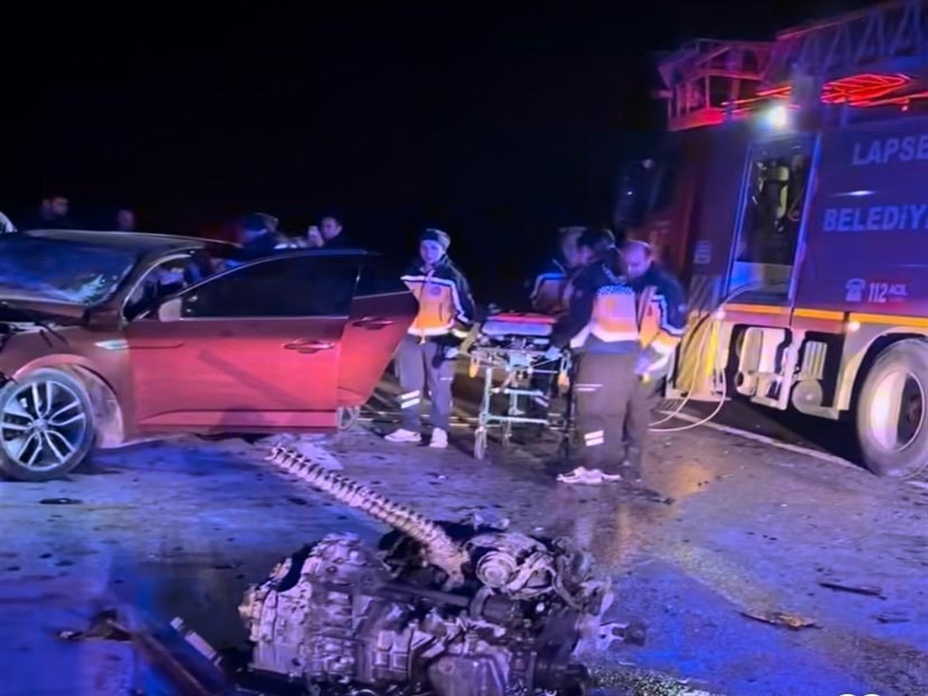 Çanakkale'de ters yönde feci kaza: 5 ölü, 1 yaralı