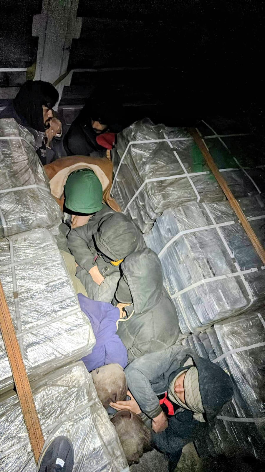 Amasya'da TIR Dorsesinde 37 Kaçak Göçmen Yakalandı