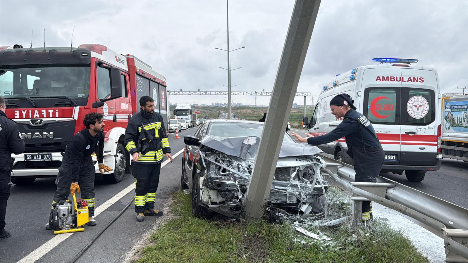 Tekirdağ'da otomobil aydınlatma direğine çarptı