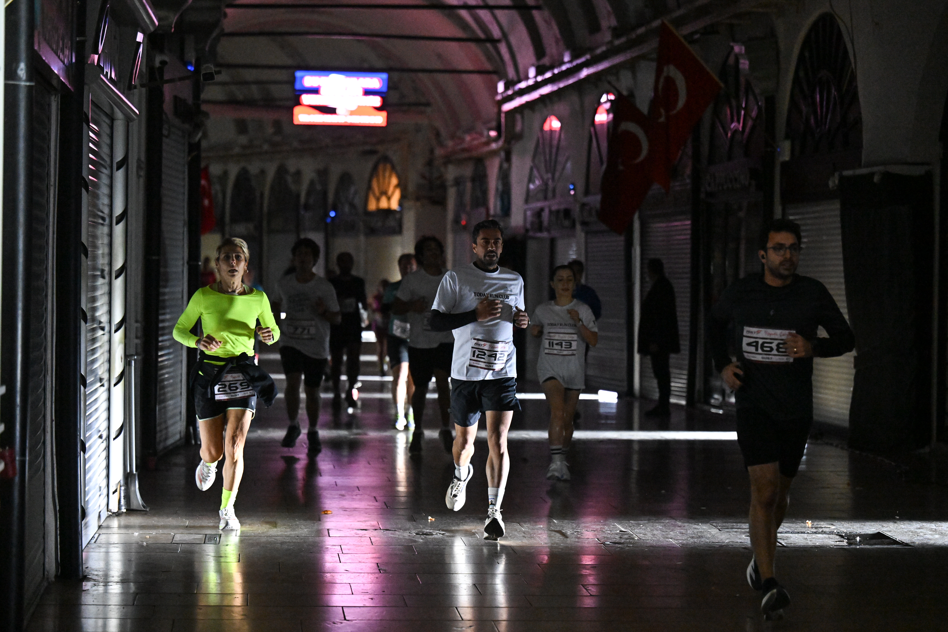 Kapalı Çarşı Gece Koşusu: 1500 Sporcu Tarihi Sokaklarda Yarıştı