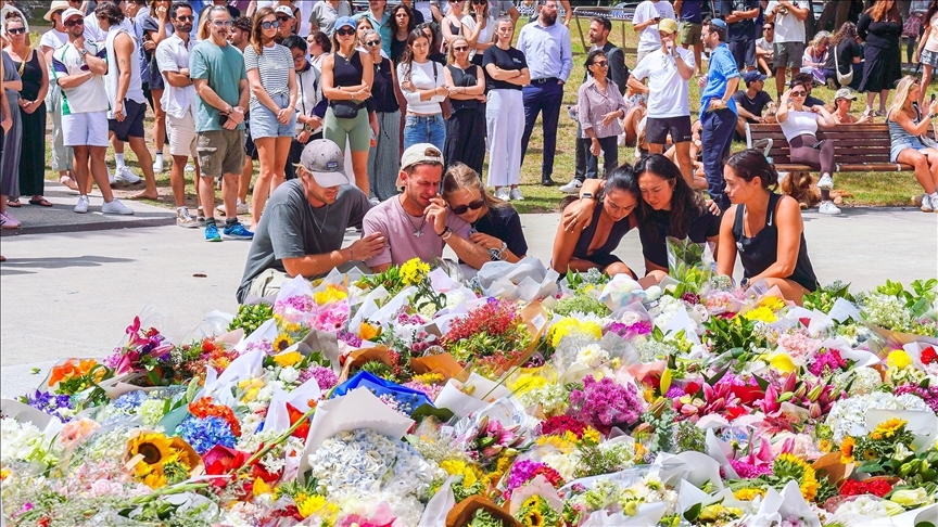 Sydney'deki saldırı sonrası Avustralya'da binlerce kişi anma gerçekleştirdi