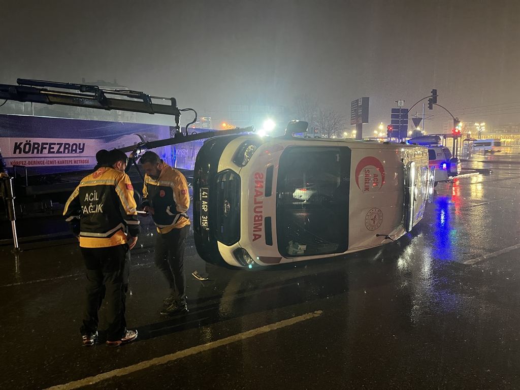 Kocaeli'de ambulans kazası: Minibüsle çarpıştı, devrildi