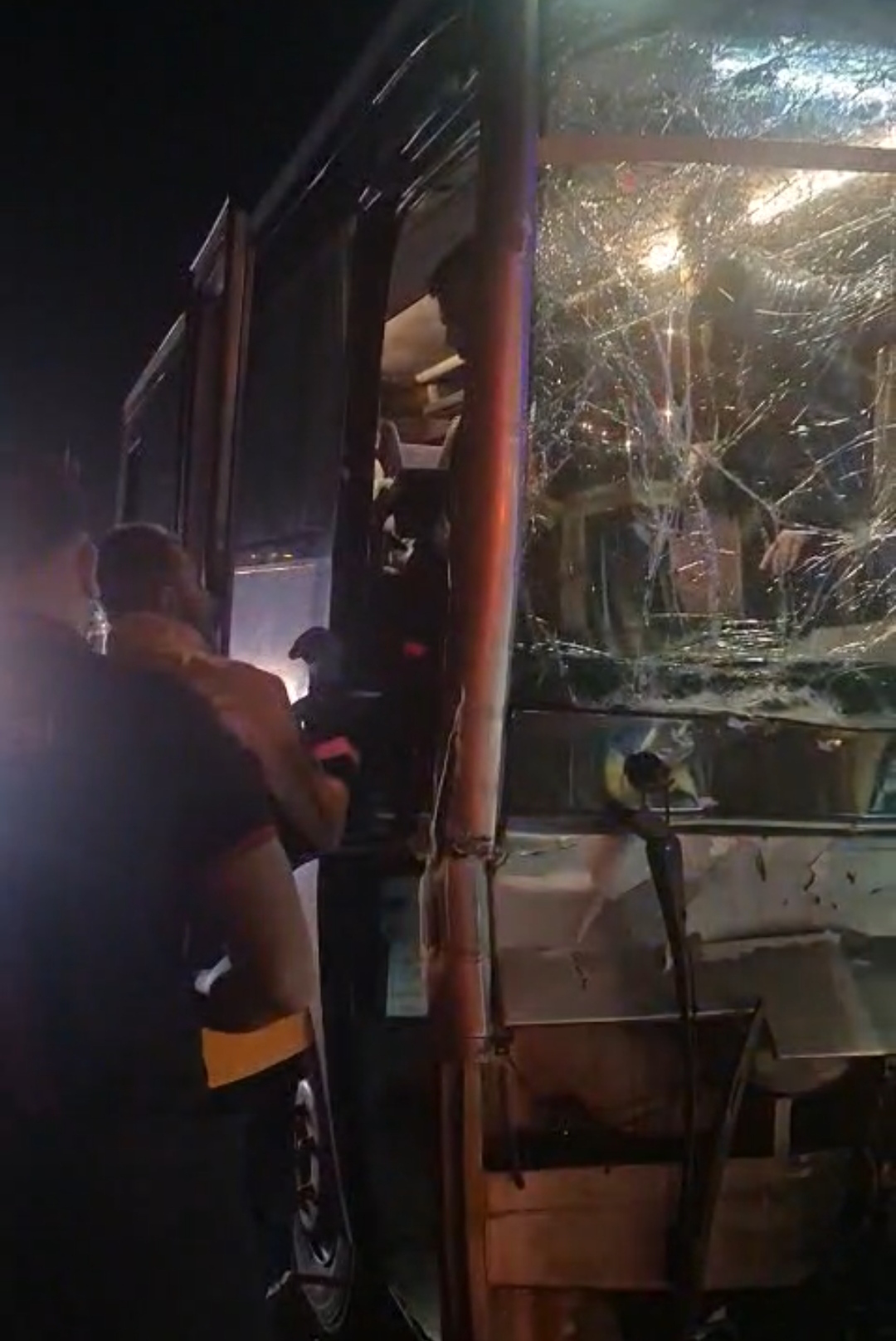 Batman'da midibüs çekiciye çarptı: 11 kişi yaralandı