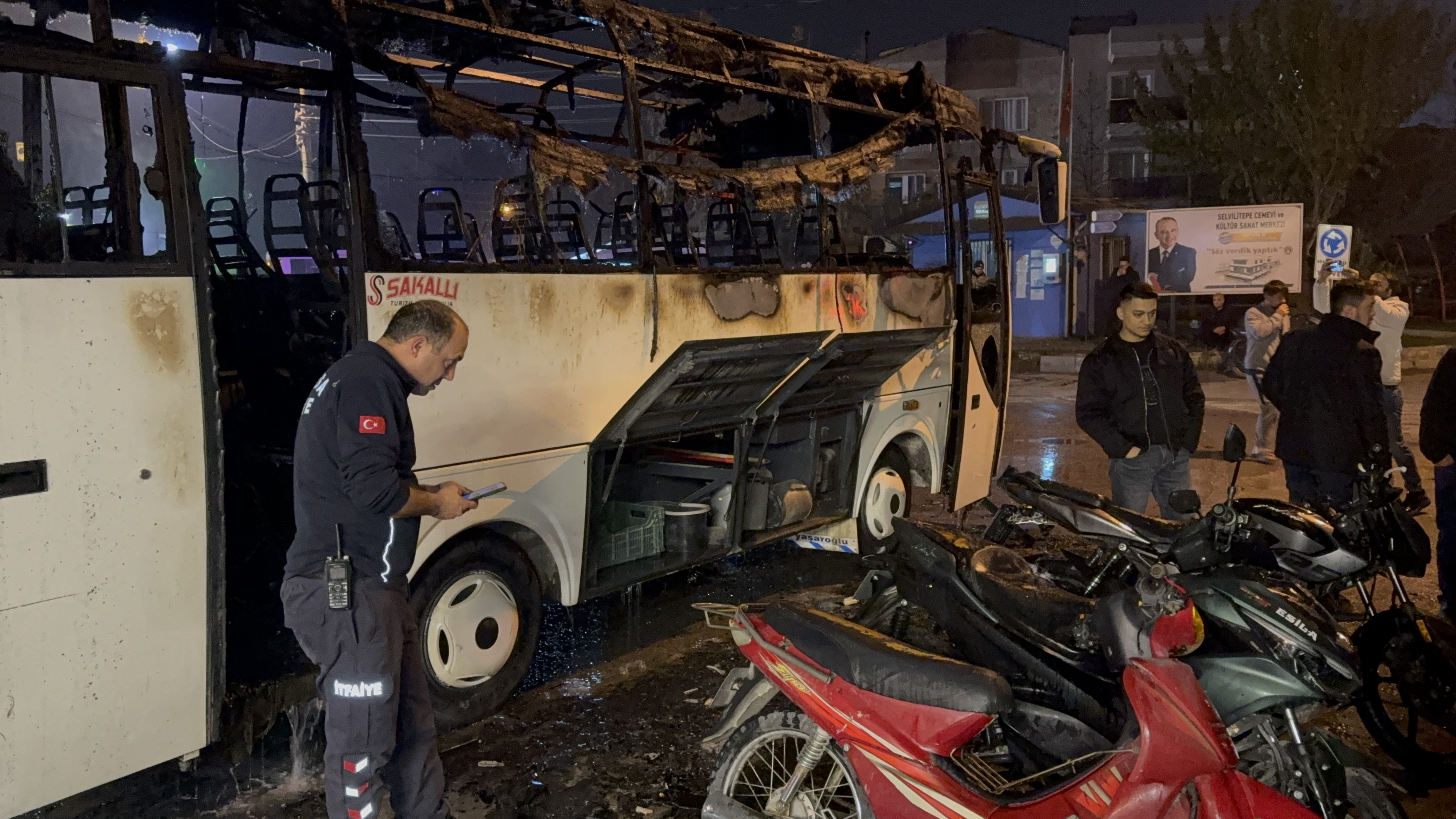 Midibüste çıkan yangın, park halindeki 5 motosiklete sıçradı