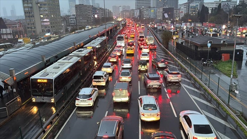 Yağmur kilitledi: İstanbul trafiğinde yoğunluk yüzde 85'e dayandı